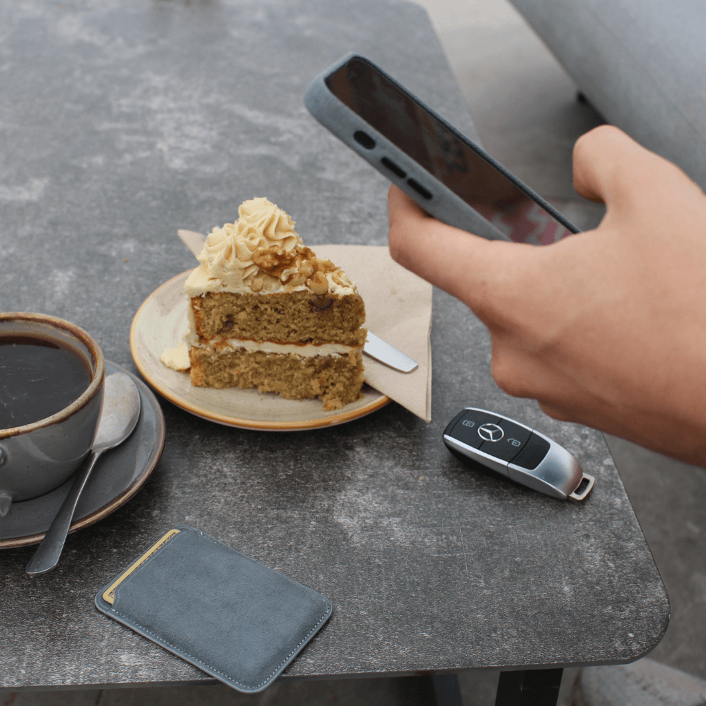 Alcantara MagSafe Wallet - Moon Gray Edition